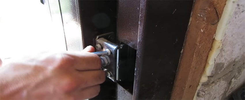 Регулировка дверной петлиРегулировка дверной петли Регулировка дверной петли